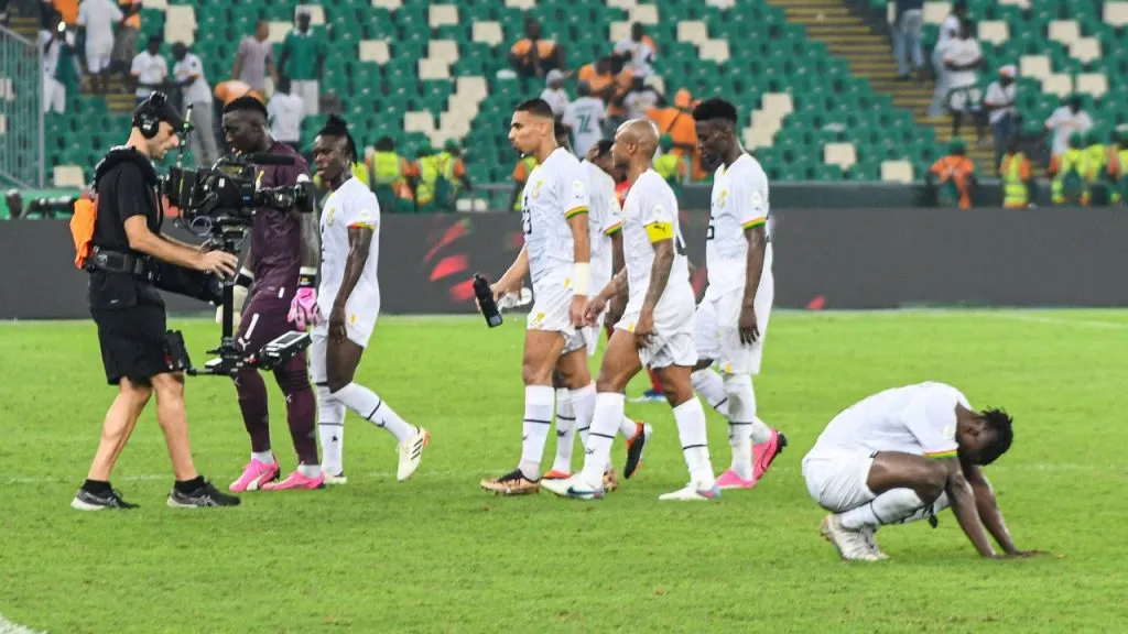 La desazón de los jugadores de Ghana tras la eliminación (IMAGO / Shengolpixs).