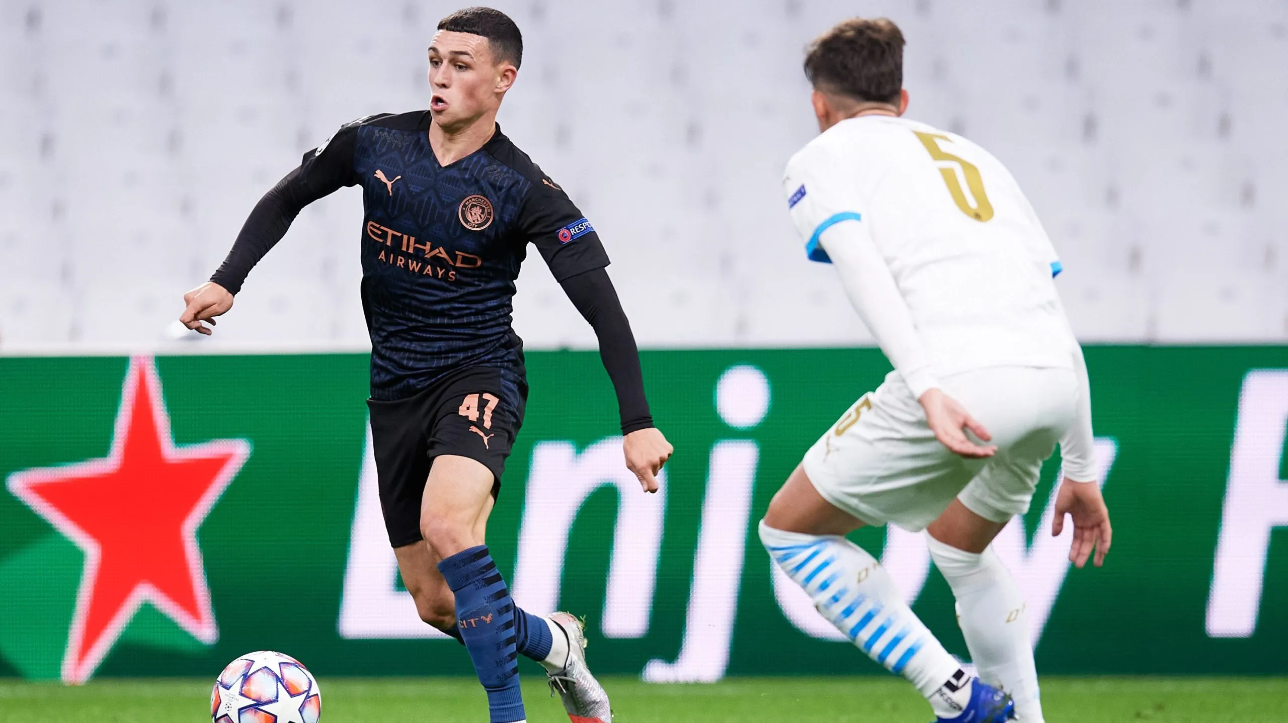 Leonardo Balerid marcando a Phil Foden en un Manchester City vs. Olympique de Marsella. Getty Images.