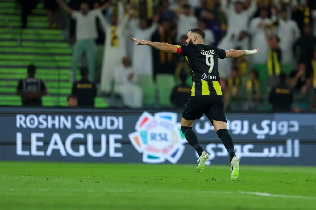 Benzema se entrena solo en Jeddah, con Al Ittihad de pretemporada en Dubai.