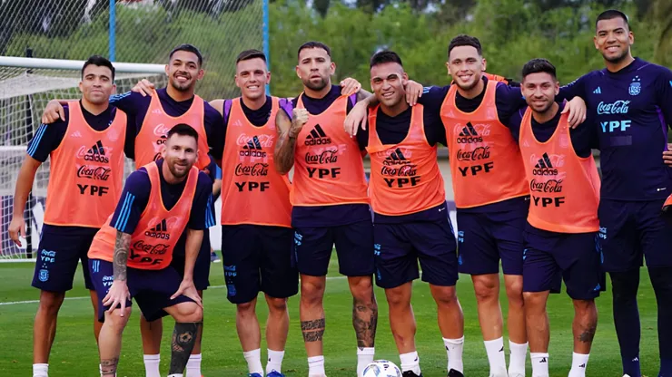 Marcos Acuña se recuperó de su lesión y podrá estar disponible para Scaloni y Sevilla.