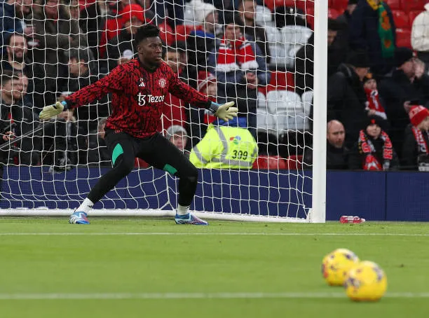 Onana se quedó en Manchester para jugar contra Tottenham y no llegó al debut de la Copa África. (Photo by Matthew Peters/Manchester United via Getty Images)