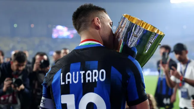Lautaro Martínez con la Supercopa de Italia, el único título que ganó el Inter esta temporada.