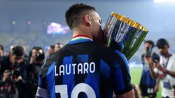 Lautaro Martínez con la Supercopa de Italia.