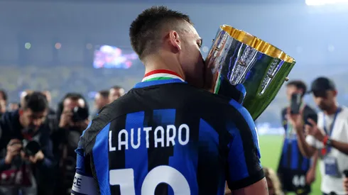 Lautaro Martínez con la Supercopa de Italia.