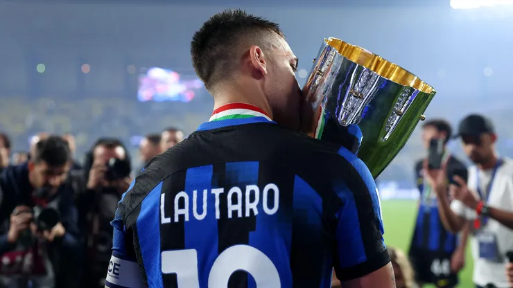 Lautaro Martínez con la Supercopa de Italia.