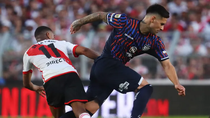 Rodrigo Villagra enfrentando al conjunto de Núñez.