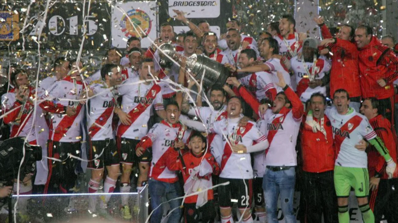 Arriba a la derecha, Abel Casquete festeja la Libertadores 2015 con River. (Prensa River)