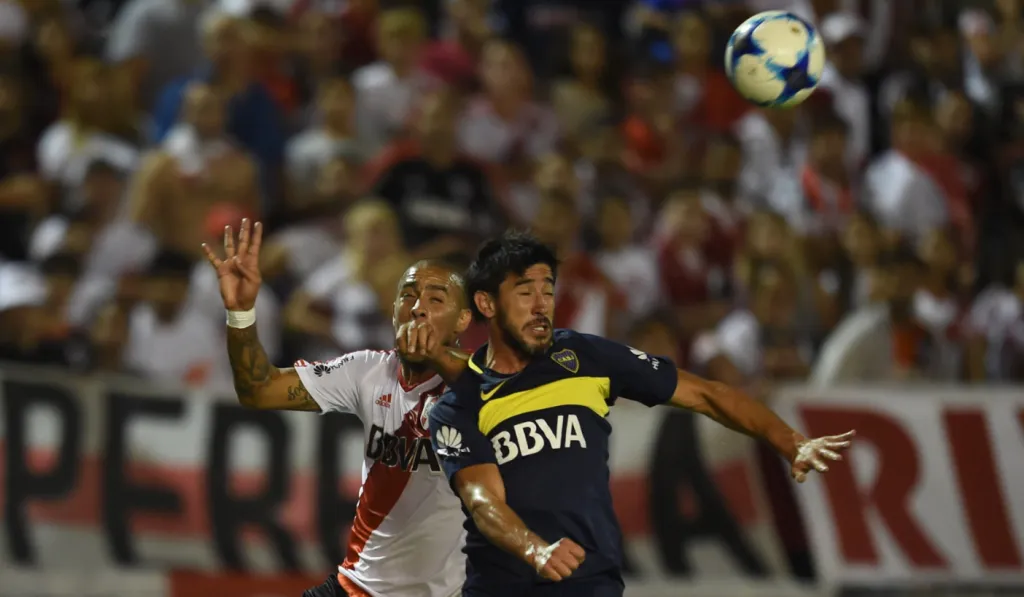 Maidana y Pablo Pérez durante uno de los Superclásicos de Verano de 2017. (Prensa River)