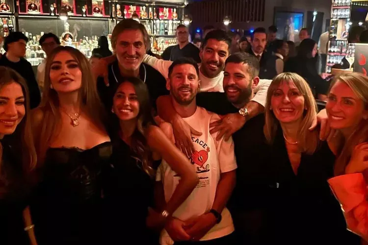 Sofia Vergara al lado de Antonella Roccuzzo en la cena que participó también Lionel Messi y otros jugadores del Inter Miami. Instagram: @SofiaVergara