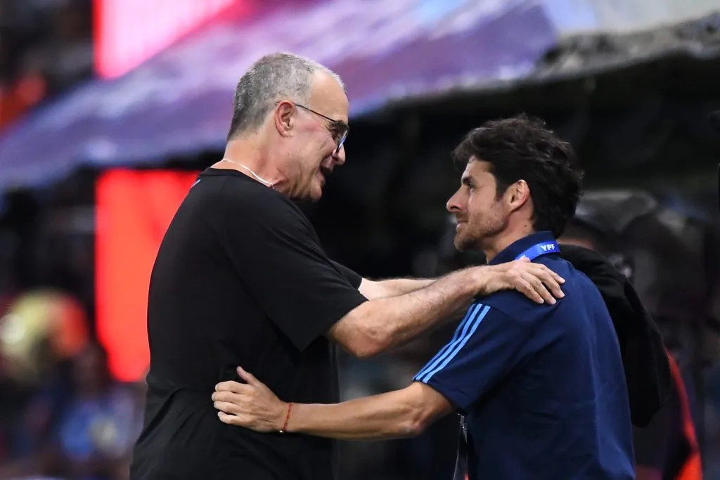 Aimar junto a Bielsa en La Bombonera. (Foto: Getty)