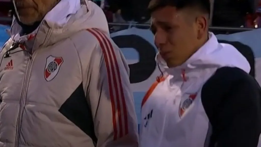 Tobías Leiva salió entre lágrimas y visiblemente con molestias.