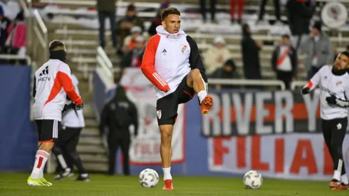 Enzo Díaz muerto de frío en la entrada en calor ante Rayados.