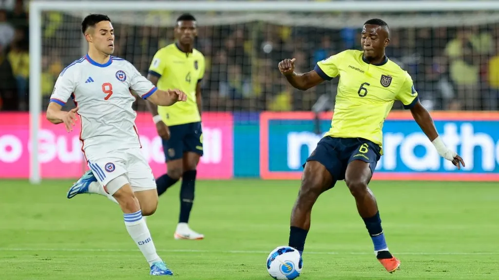 Alexander Aravena y William Pacho en Chile vs Ecuador