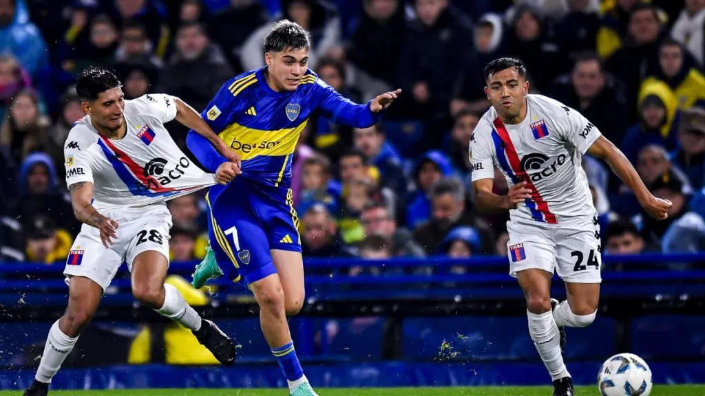 Aaron Molinas, jugando para Tigre ante Boca