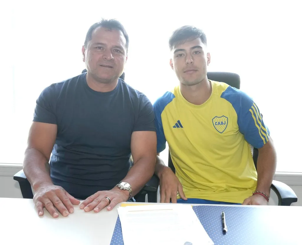 Aaron Anselmino en la firma de su mejora salarial en Boca. (Prensa Boca)