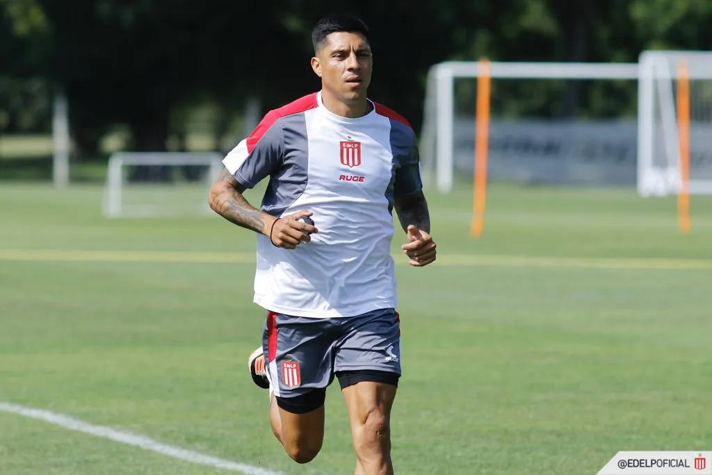Enzo Pérez en su primer entrenamiento con Estudiantes. @edelpoficial