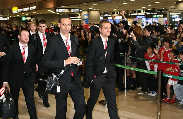 Saco y corbata, así llegaba el Manchester United a Japón para jugar el Mundial de Clubes 2008, siguiendo la línea impuesta por Ferguson.  (Photo by Kiyoshi Ota/Getty Images)
