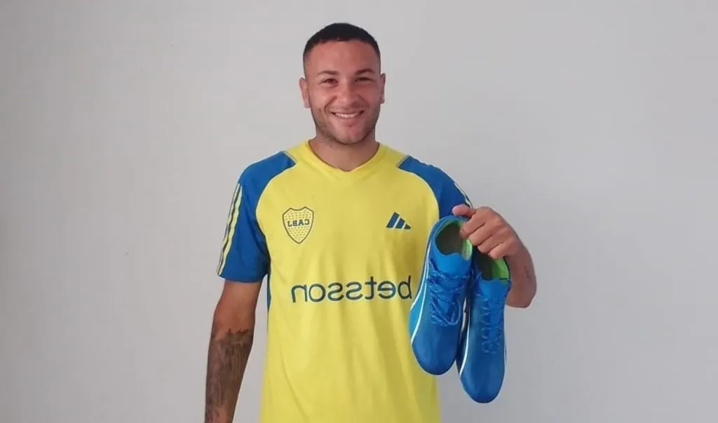 Franco Fagúndez con los regalos que le hicieron Merentiel y Saracchi. (Foto: Prensa Boca).