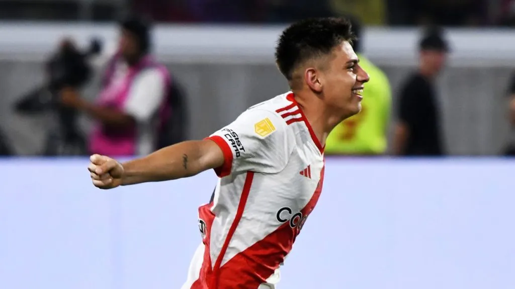 Claudio Echeverri mira a todos desde arriba. (Foto: Getty)