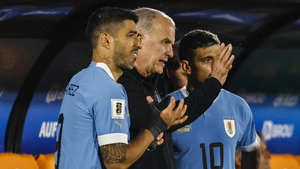 Bielsa, junto a Suárez y De Arrascaeta de la Selección de Uruguay (Getty Images).