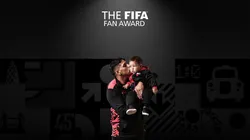 Toto Íñiguez junto a su hijo, posando para la FIFA.
