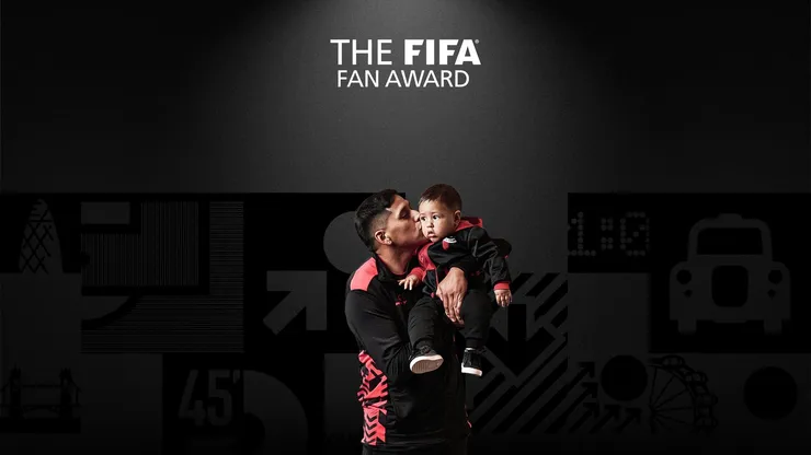 Toto Íñiguez junto a su hijo, posando para la FIFA.