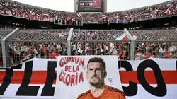 Bandera dedicada a Franco Armani en el Monumental.