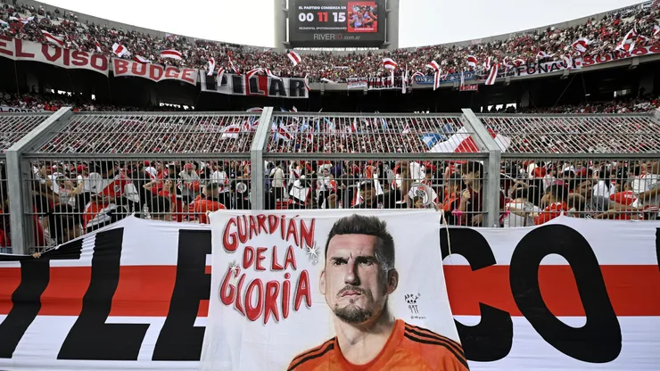 Bandera dedicada a Franco Armani en el Monumental.