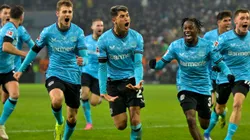 El festejo de todo Bayer Leverkusen con Exequiel Palacios en el centro, autor del gol del triunfo.