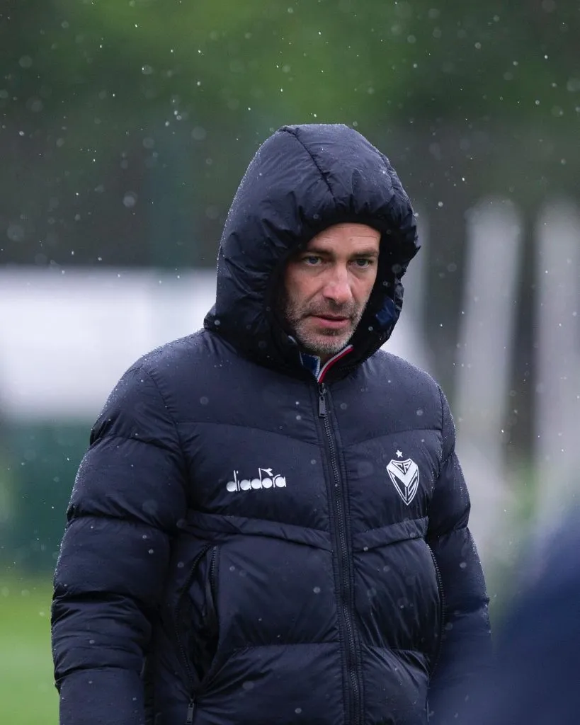 Méndez resistió la tempestad de pelear la permanencia, pero lo logró y se fue. IG Vélez.