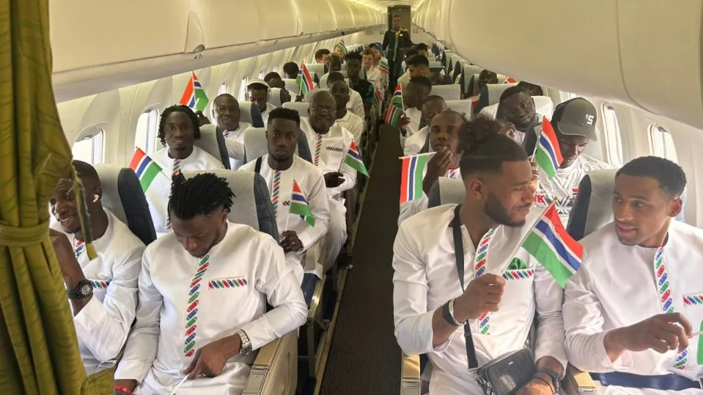 La Selección de Gambia, en el avión rumbo a Costa de Marfil (Twitter @TheGambiaFF).
