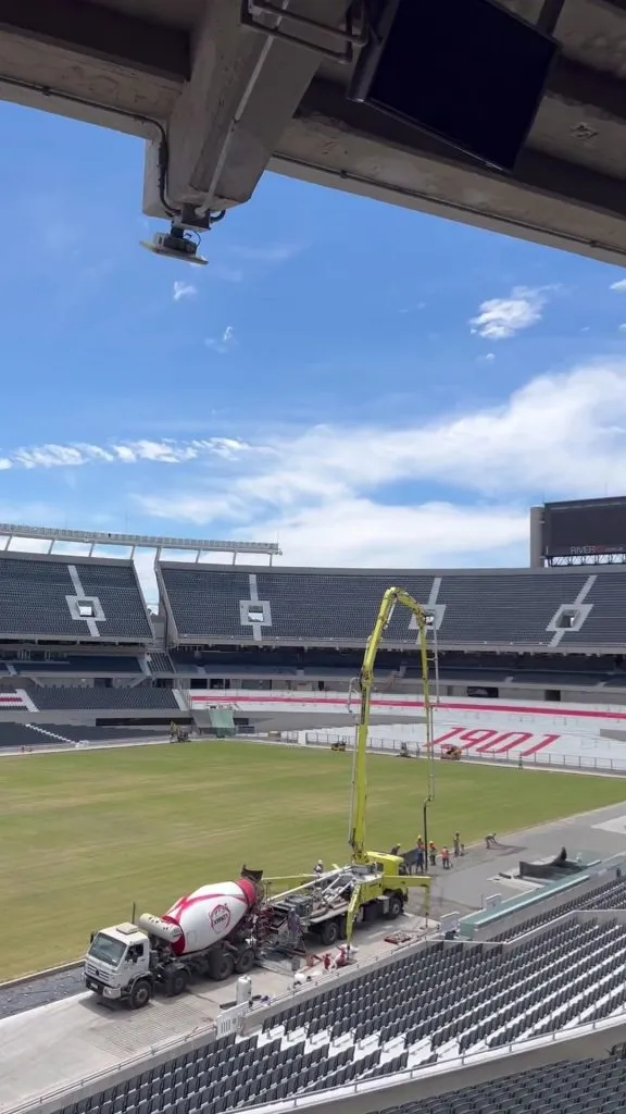 Hormigonado en el sector de los bancos de suplentes. (Foto: @ObrasRiverPlate).
