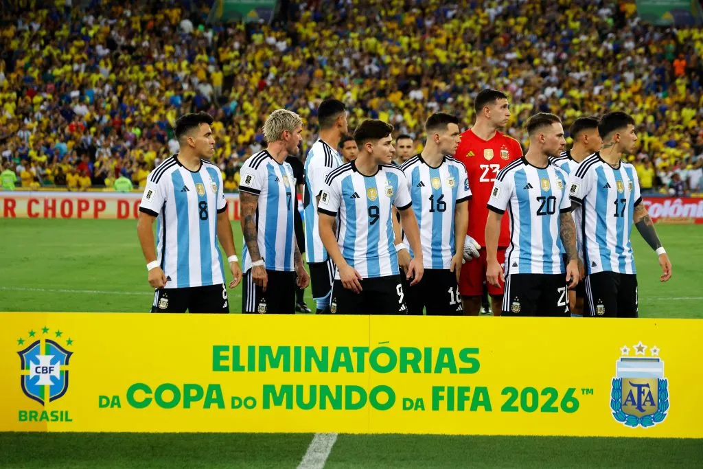 Los jugadores de la Selección Argentina mirando hacia donde se estaban desatando los incidentes en la tribuna del Maracaná. Getty Images.