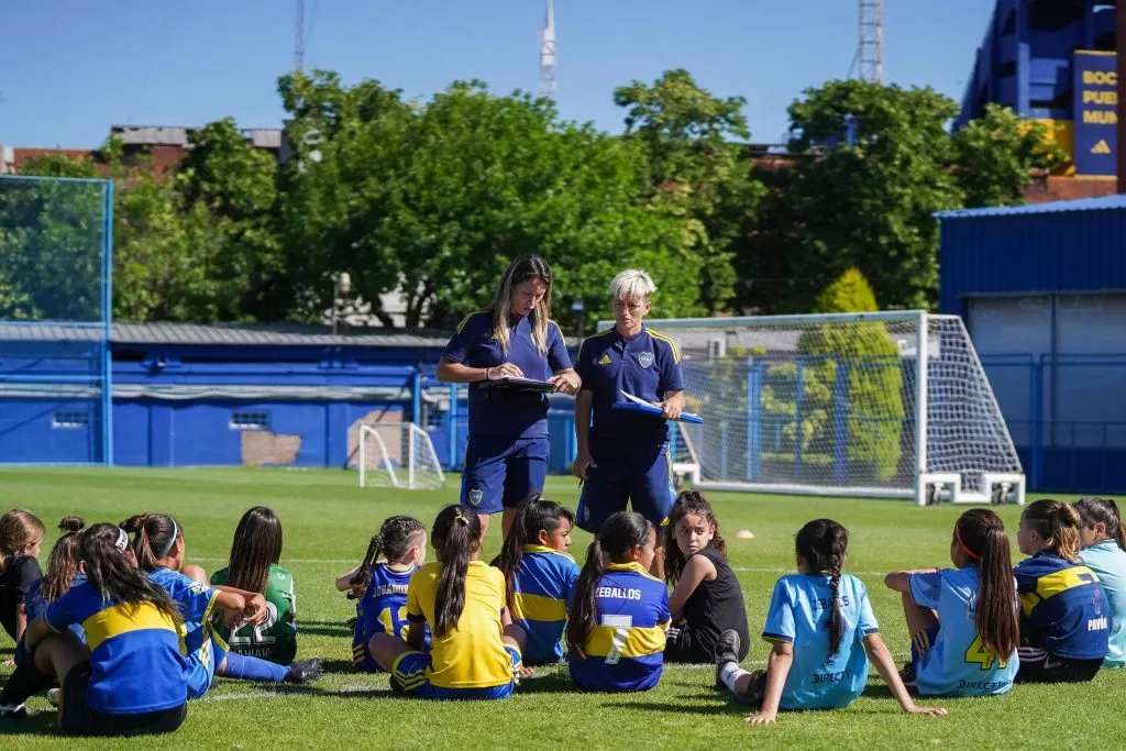 Huber y Espíndola trabajando con las jóvenes promesas. Foto Boca.