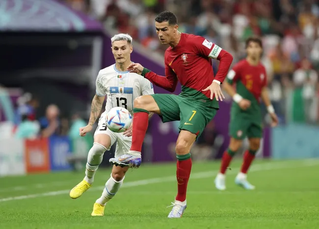 Guillermo Varela marcando a Cristiano Ronaldo en el Mundial de Qatar. (Getty Images)