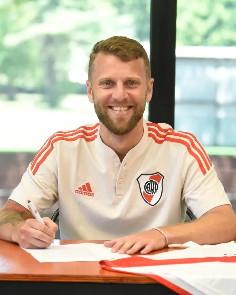 Ignacio Lacal firmó su contrato con River. Foto River Femenino.