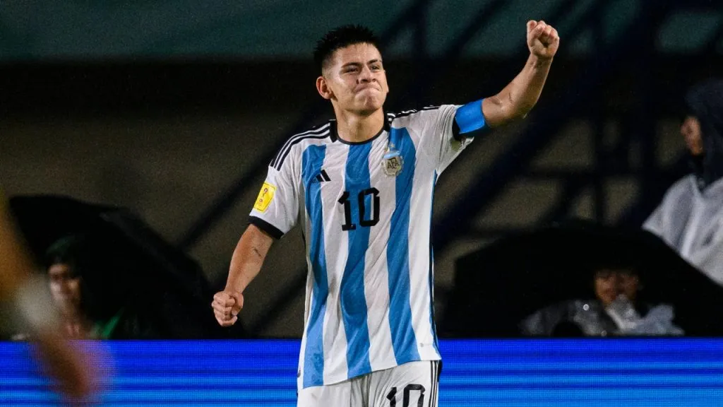 Claudio Echeverri, en su gran paso por la Selección Argentina Sub 23 (IMAGO / Sports Press Photo).