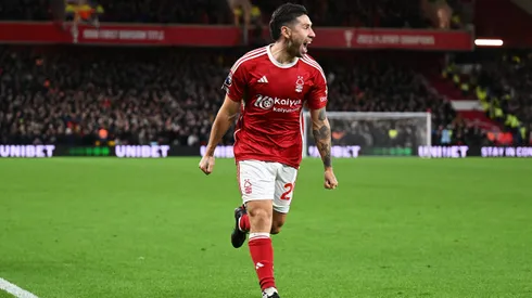 El lateral argentino seguiría su carrera en el equipo inglés.