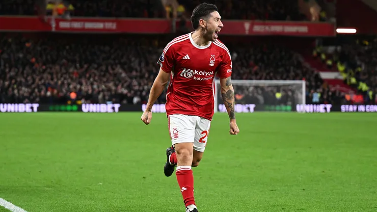 El lateral argentino seguiría su carrera en el equipo inglés.