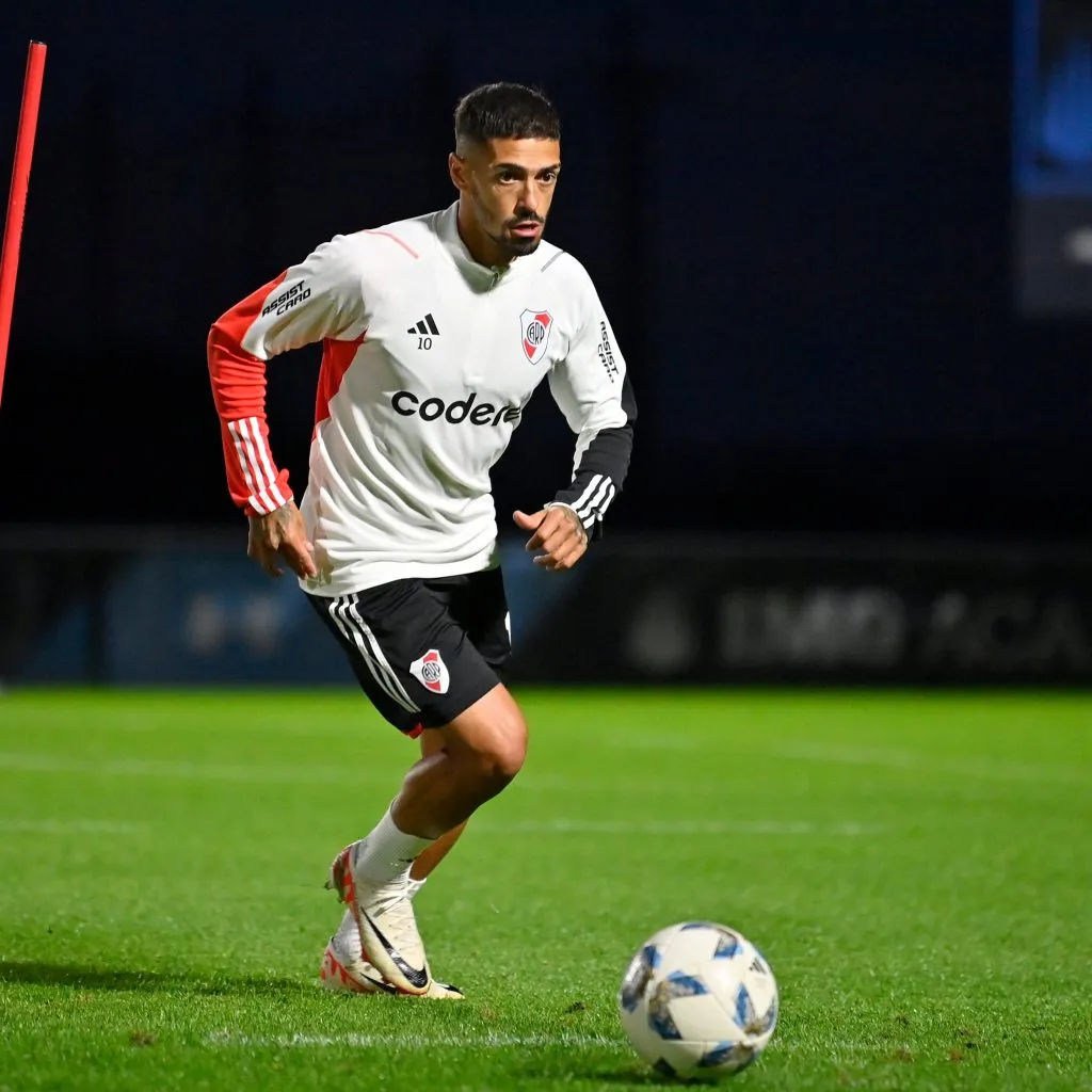 Manu Lanzini se entrena en una de las canchas de la IMG Academy. (Foto: @RiverPlate).