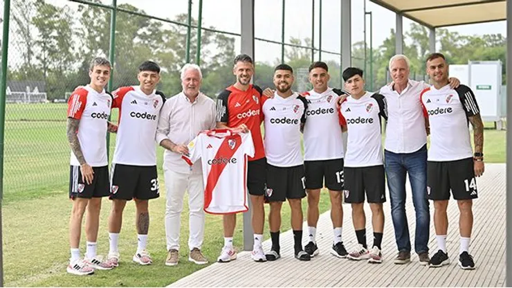 El Millonario oficializó las renovaciones de varios jugadores.