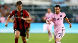 Santiago Sosa ante Lionel Messi.