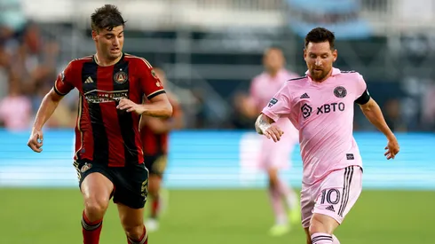 Santiago Sosa ante Lionel Messi.