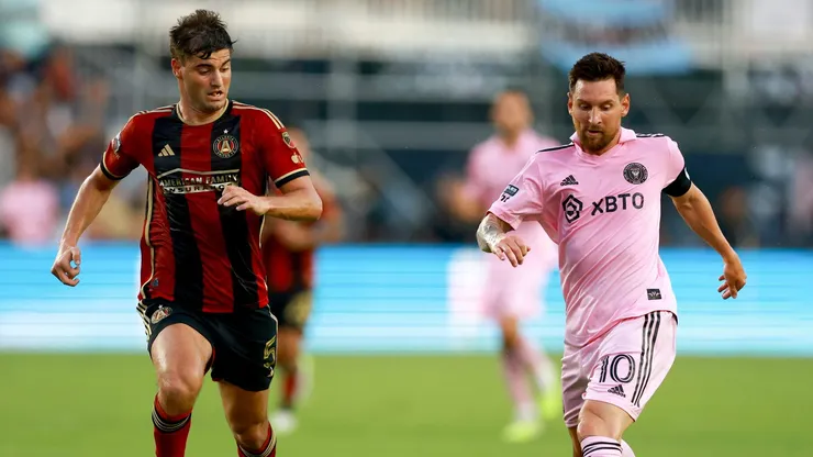 Santiago Sosa ante Lionel Messi.