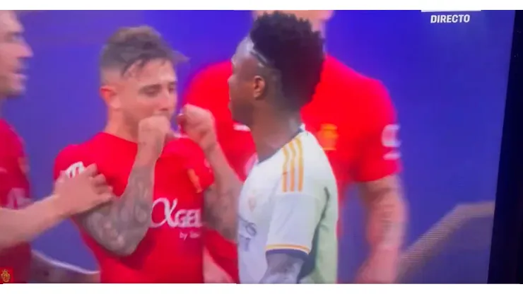 El argentino se cruzó con el brasileño en pleno partido.