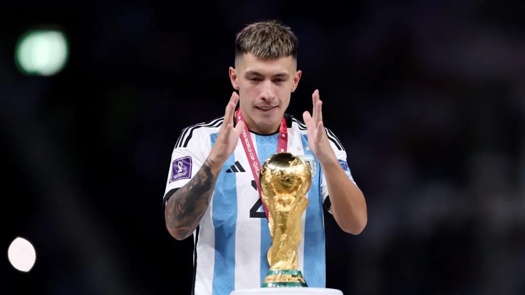 Lisandro Martínez sigue recuperándose de una lesión de rodilla (Getty Images).