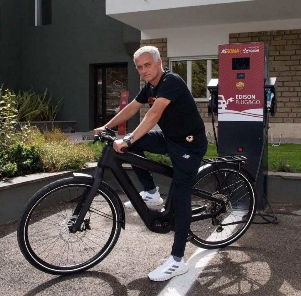 Mourinho solía acercarse a ver las competencias de ciclismo. Foto Twiter.