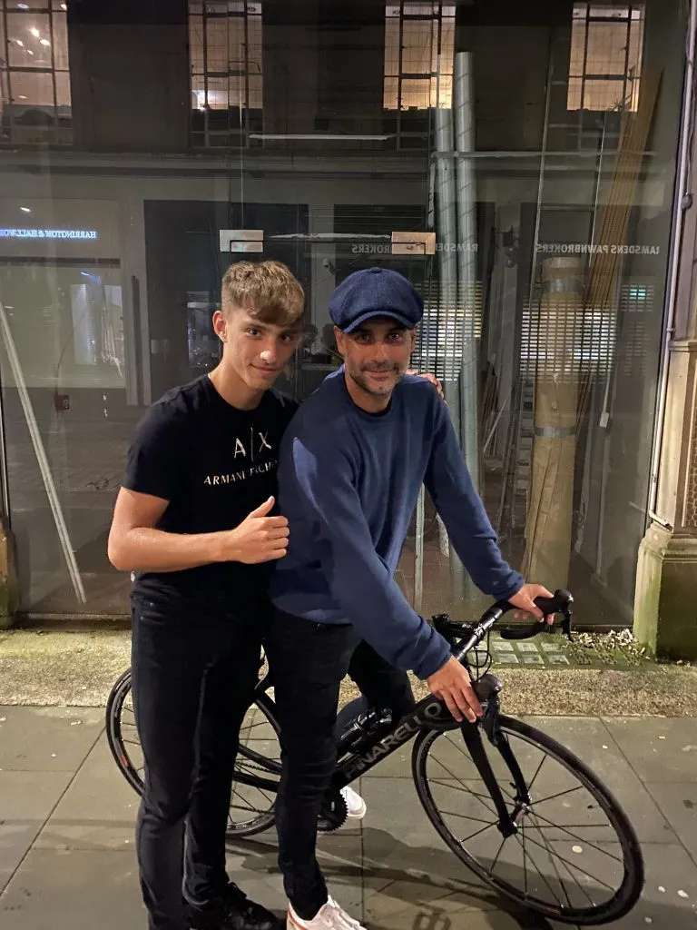 Pep paseando con su bicicleta. Foto Twiter.