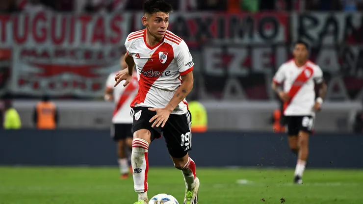 El representante del Diablito habló del futuro del jugador.
