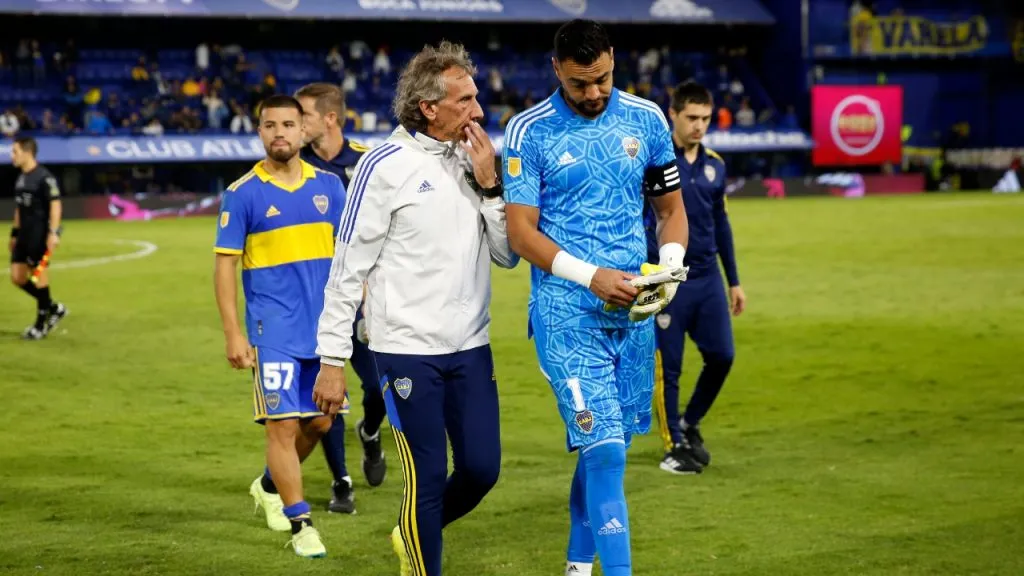 Gayoso, hablando con Sergio Romero, con quien tiene buena relación (Getty Images).